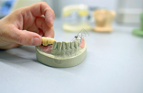在实验室工作的牙科技术员 化验室乐器陶瓷咬合架口腔牙医牙科研磨生产工具下颌图片