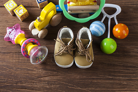 儿童世界玩具的木头背景木环靴子教育橡皮蓝色婴儿创造力游戏学习孩子图片