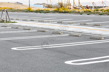 空空停车场正方形交通运输城市公园划分沥青汽车摩托车树木图片