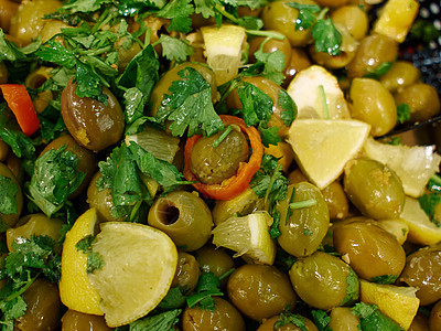 出售传统地中海风格的橄榄销售品蔬菜宏观香气市场美食植物小吃盘子食物水果图片