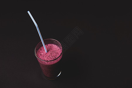 粉红果汁蓝莓冰凉水和新鲜浆果玻璃甜点水果小吃酸奶稻草奶油饮料果汁饮食背景