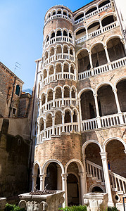威尼斯的波沃洛楼梯城市房子旅行建筑旅游历史螺旋历史性地标大理石图片