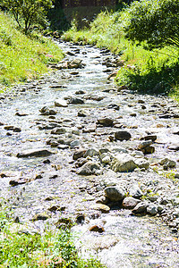 以岩石水流为背景山石石头小溪山水河水苏打水水源河石河流图片