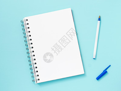 蓝色背景的空白笔记纸记事本木板办公室桌子日记商业文档杂志教育备忘录图片