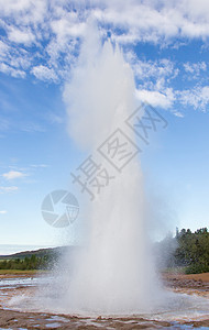 冰岛Geysir地区Strokkur爆发地热蒸汽来源压力喷泉游客图片