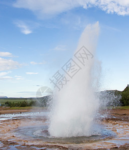 冰岛Geysir地区Strokkur爆发地热蒸汽压力来源游客喷泉图片