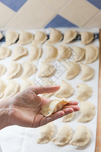 准备俄罗斯的子鲁斯基皮洛吉烹饪午餐奶奶美食盘子水饺土豆厨房厨师饺子图片