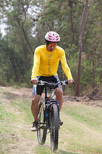 男子和骑着山地自行车在丛林轨道上骑脚踏车冒险运动踪迹小路活动成人闲暇男性山地车爱好图片