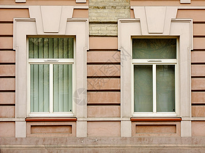 两个 Windows孤独塑料玻璃百叶窗窗帘窗台砖块红色建筑图片