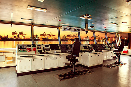 现代工业船舶轮式控制委员会即将到来时的港口木板码头说明房间桥梁血管操作舵室控制室图片
