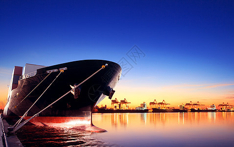 集装箱船在进出口港对美丽的早晨 l运输港口商业航海海洋码头货物血管工业船运图片