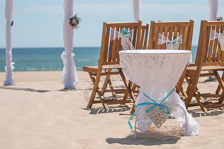 木制结婚椅蓝色邀请函天堂丝带海滩仪式木头风格海岸装饰图片