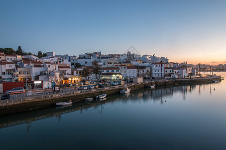 日落时Ferragudo村晴天旅行中心建筑物海岸支撑家园村庄蓝色反射图片