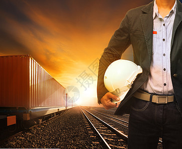 在铁路轨道上运行和工作的集装箱集装箱运输培训车员图片