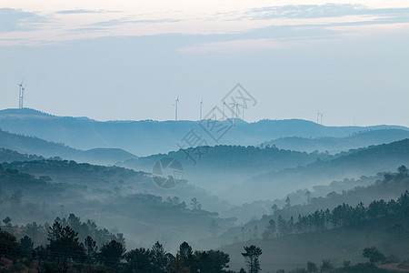 清晨的迷雾山天空场景天堂风景环境远景地平线旅行爬坡日出图片