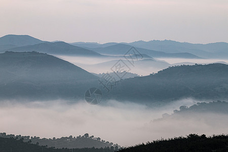 清晨的迷雾山远景天堂场景旅行风景情绪地平线天空环境爬坡图片