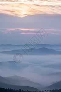 清晨的迷雾山远景地平线风景旅行天空天气情绪爬坡场景天堂图片