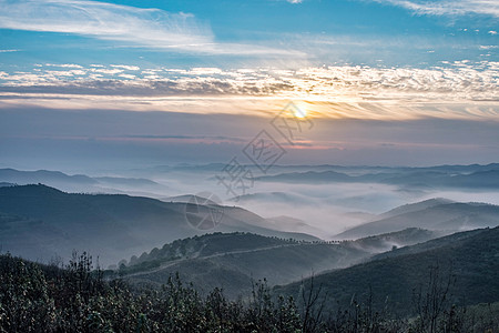 清晨的迷雾山旅行天气地平线太阳日出风景远景天堂天空环境图片