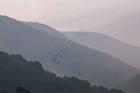 清晨的迷雾山远景环境风景爬坡天气地平线情绪天堂天空旅行图片