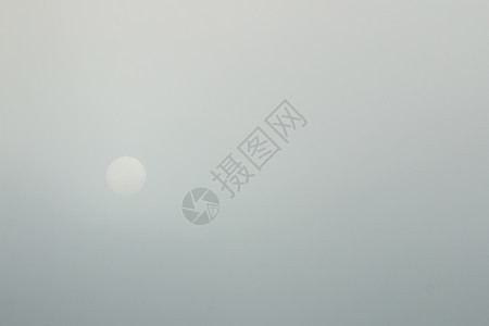 雾中的太阳环境水平情绪天气圆圈褪色薄雾灰色多云图片