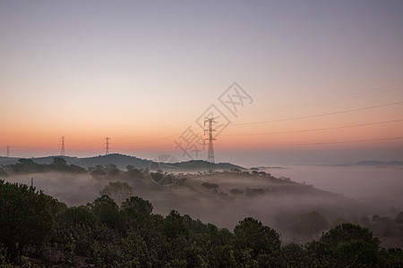 福吉早晨阴影阳光丘陵灰色阴霾风景松树地平线山峰薄雾图片