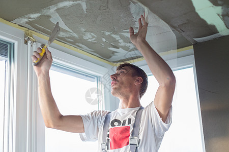修补室内墙壁和天花板的粉刷控制板装修画家石膏工人职业涂层工作承包商梯子图片