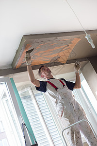 修补室内墙壁和天花板的粉刷建设者工作控制板工作服承包商劳动维修石膏精神画家图片