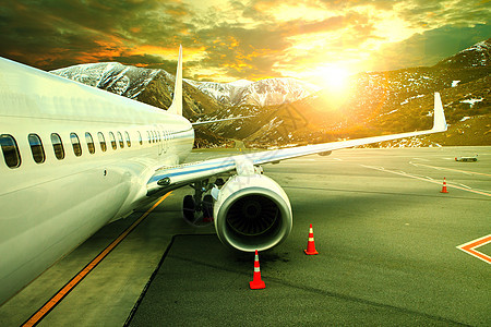 在机场的跑道上 面对美丽的阳光停靠着小气客机图片
