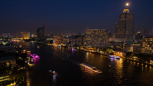 恰奥普拉亚河在中心地带的夜景图片