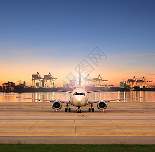 机场跑道和后面航运港口的飞机货机停靠物流空气服务进口货物出口风俗航班飞机场码头图片