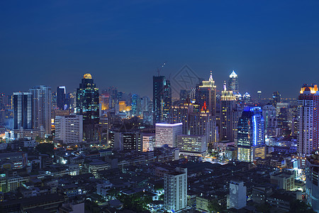 城市在Bangkok塔伊兰市中心以美丽的光亮的景色出现银行天空商业酒店景观市中心首都居民办公室建筑图片