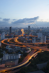 城市的景色和美丽的交通灯光 在心脏的高速公路上图片