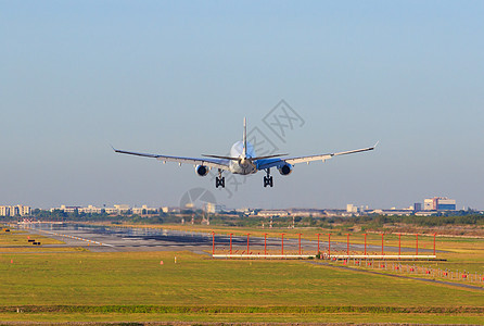 搭乘客机降落在机场跑道的飞机图片