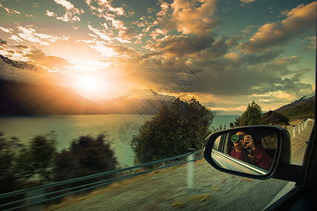 新西兰南岛摄影记者在旅行时拍摄日落的天空照片背景