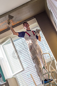 修补室内墙壁和天花板的粉刷泥水匠精神画家劳动工具建筑承包商房子工人涂层图片