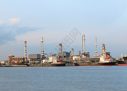 石油炼油厂和港口用于石油的集装箱油轮图片