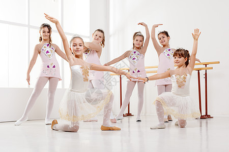 小芭蕾舞女课堂姿势舞蹈家演员戏服孩子裙子团体水平女孩们图片