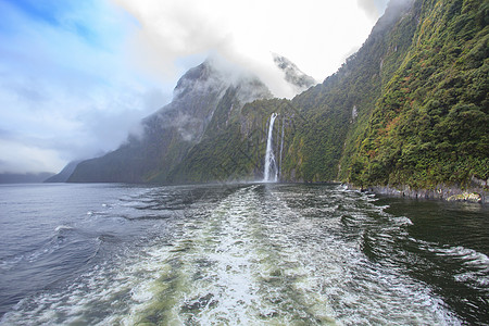 美丽的迷雾景象 在密弗福兹菲奥德兰国家公园日落蓝色环境风景顶峰岩石海洋国家旅游天空图片