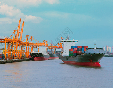 将集装箱装在进口出口港口的西洋轮船运输商业重工业血管服务船运贸易码头起重机转运图片