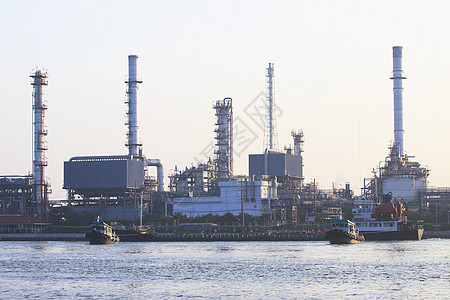 清晨光照亮河边的炼油厂图片