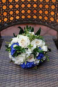 白玫瑰的新娘花束订婚配饰柔软度叶子婚礼玫瑰庆典婚姻桌子香气图片