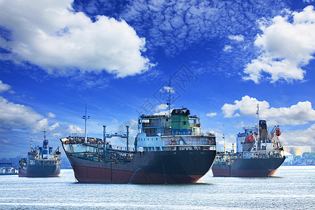 漂浮在河港的油油轮和工业油轮运输船图片