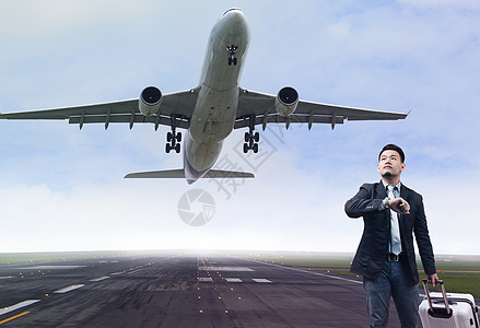 青年商务人士站在机场跑道上 并配有属于自己的润滑油图片