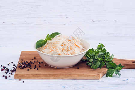 陶瓷碗中的酸菜白菜饮食白色木板沙拉蔬菜食物营养美食小吃图片