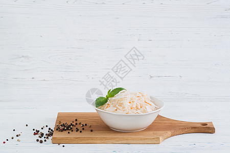 陶瓷碗中的酸菜小吃白色木板美食白菜胡椒沙拉营养食物烹饪图片