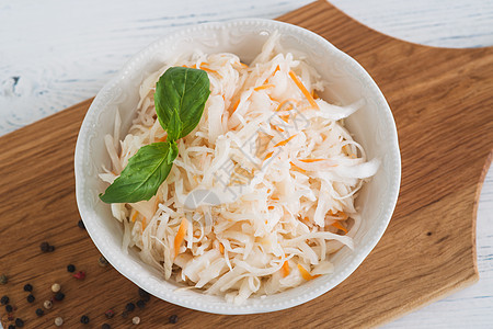 陶瓷碗中的酸菜食物烹饪白色木板胡椒传统沙拉饮食蔬菜白菜图片