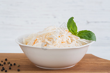 陶瓷碗中的酸菜小吃白菜美食沙拉营养传统白色胡椒饮食蔬菜图片