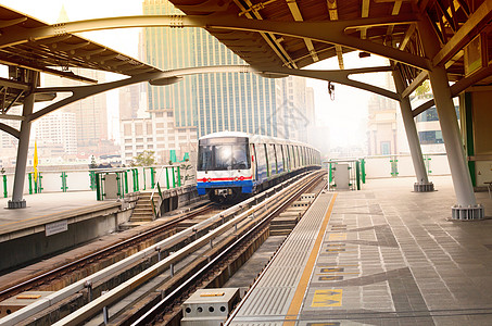 在Bangkok市的bts天际列车 重要的城市交通图片