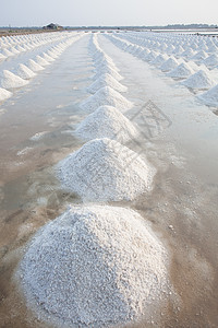 原盐养殖场中海水盐的垂直体积图片