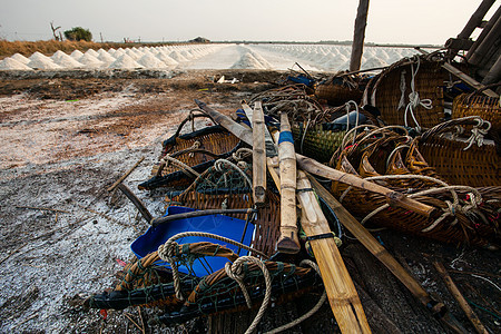 盐养场小鱼(Petchabu)的原食盐收获工具图片